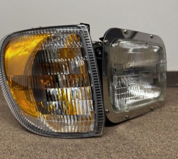 INTERNATIONAL 9900 I SERIES HEADLIGHT ASSEMBLY PASSENGER SIDE SIDE VIEW